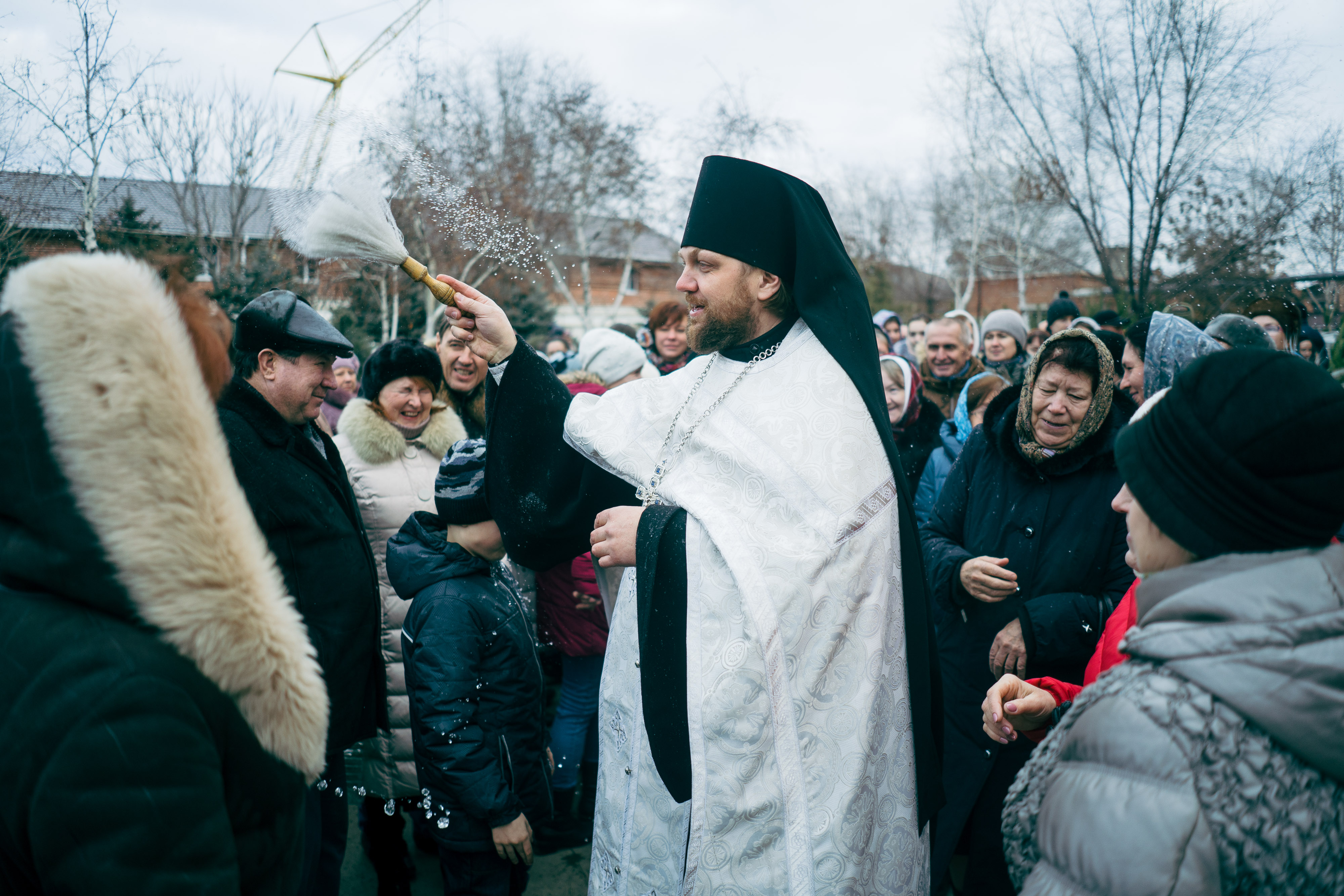 Окропление святой водой. Священник Святая вода. Батюшка со Святой водой. Священник Окропляет Святой водой. Батюшка Окропляет.