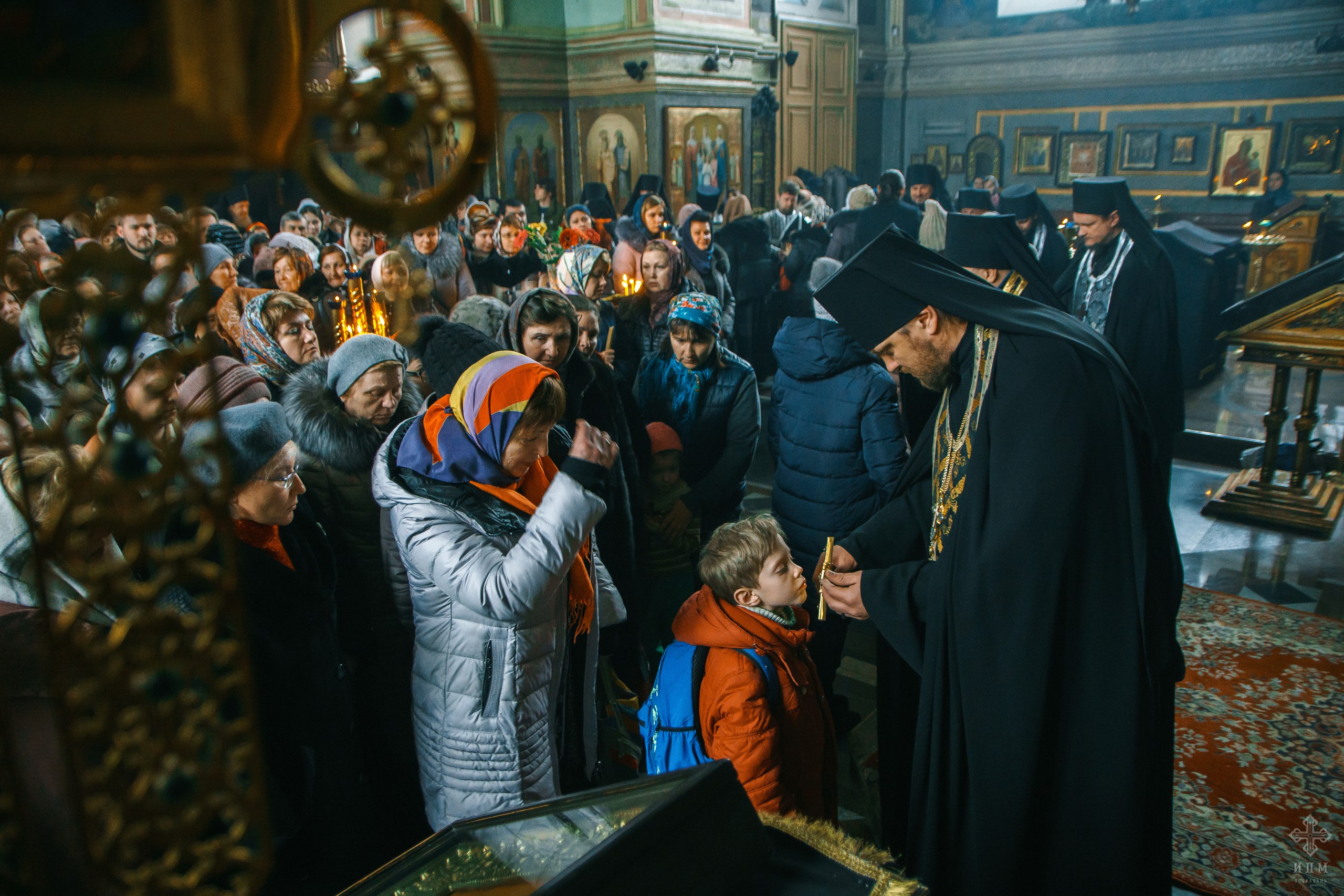 Прощеное воскресенье можно ли ходить на кладбище. Прощеное воскресенье чин прощения. Прощеное воскресенье в храме. Чин прощения в прощенное воскресенье в храме. Прощеное воскресенье икона Православие.